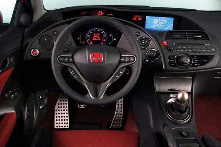 Bên trong nội thất của chiếc Civic Type R có thiết kế dựa trên Civic thường, nhưng nó lại sở hữu nhiều chi tiết mang tính thể thao như cặp ghế trước ôm lưng, các tấm ốp trang trí bằng sợi carbon và vô-lăng vành mới hai màu... Giao diện bảng đồng hồ và hệ thống thông tin giải trí cũng có màu đỏ nổi bật đậm chất thể thao hơn so với phiên bản hiện nay.