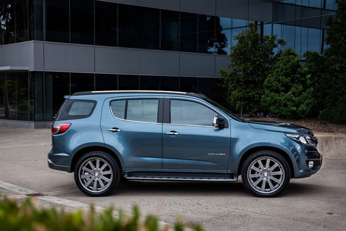 Chevrolet TrailBlazer 2018 sẽ được phân phối tại Việt Nam dưới hình thức xe nhập khẩu nguyên chiếc từ Thái Lan. Về ngoại hình, TrailBlazer mới tạo ấn tượng nhờ sự cứng cáp và hầm hố, mang đậm chất xe Mỹ với phần đầu xe dày dặn, vòm bánh xe lớn và được thiết kế nổi bật.
