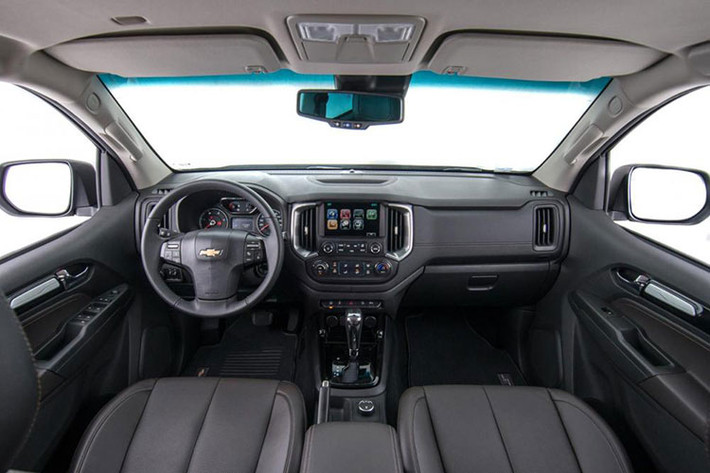Bên trong nội thất, toàn bộ bảng táp-lô của Trailblazer cũng đã được Chevrolet thiết kế lại với hình dáng khỏe khoắn hơn và tăng tính công thái học đối với người lái. Ngoài ra, hãng còn cho biết rằng vật liệu được sử dụng trong nội thất cũng có bề mặt mềm mại hơn. Một lần nữa, thiết kế nội thất của xe đã được "bê nguyên" từ Colorado, với điểm khác biệt là Trailblazer có tới 7 chỗ ngồi thay vì 5 chỗ.