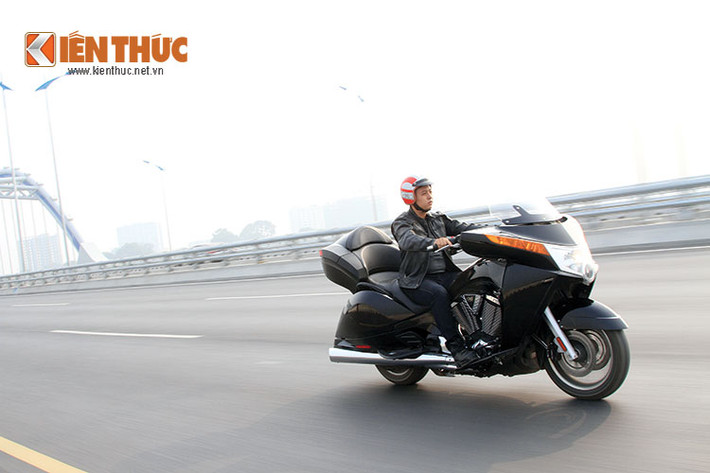 Cầm lái và khởi động xe, Vision Tour 2014 cho tiếng động cơ trầm ấm và êm ái. Dựng xe nặng nề là thế nhưng khi vào số 1 để di chuyển, xe lướt đi rất nhẹ nhàng. Sở hữu yên to bản và mút yên mềm, chiếc xe tạo cảm giác thoải mái khi điều khiển.