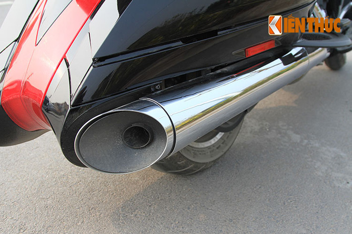 Xe sở hữu cặp ống xả lớn và dài, xuyên hai đường thẳng tắp và sáng quắc dưới gầm rồi kết thúc hài hoà ở phía sau, cùng cấu trúc đuôi xe thiết kế cực kỳ ấn tượng.