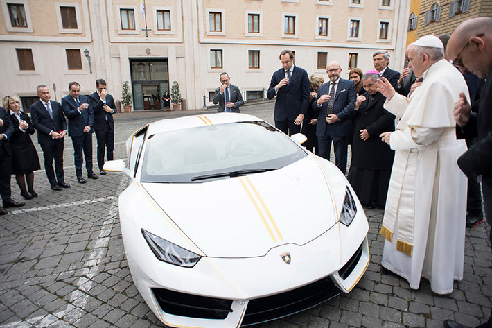 Chiếc siêu xe này vừa chính thức được ra mắt trong một buổi lễ tại Vatican với Giám Đốc Điều Hành hãng Lamborghini ông Stefano Domenicali.
