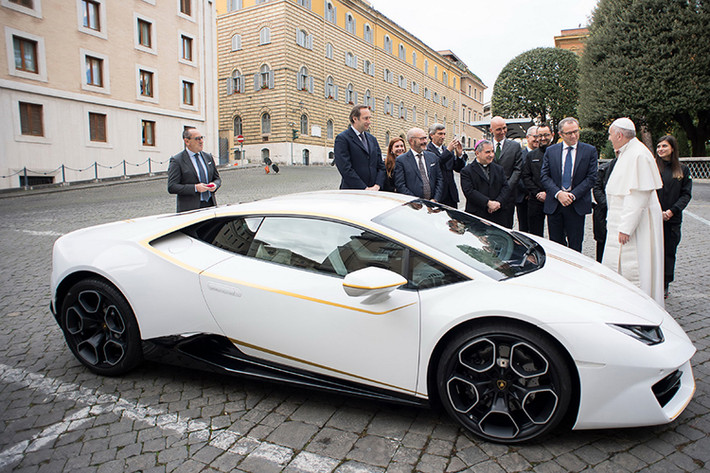 Hãng siêu xe Ý - Lamborghini đã tạo ra một chiếc Huracan cầu sau - (RWD) đặc biệt dành riêng cho Đức Giáo Hoàng Francis nhưng Đức Giáo Hoàng sẽ không sử dụng chiếc siêu xe Lamborghini Huracan đặc biệt này, ngài cho biết sẽ dùng chiếc xe cho mục đích bán đấu giá từ thiện.