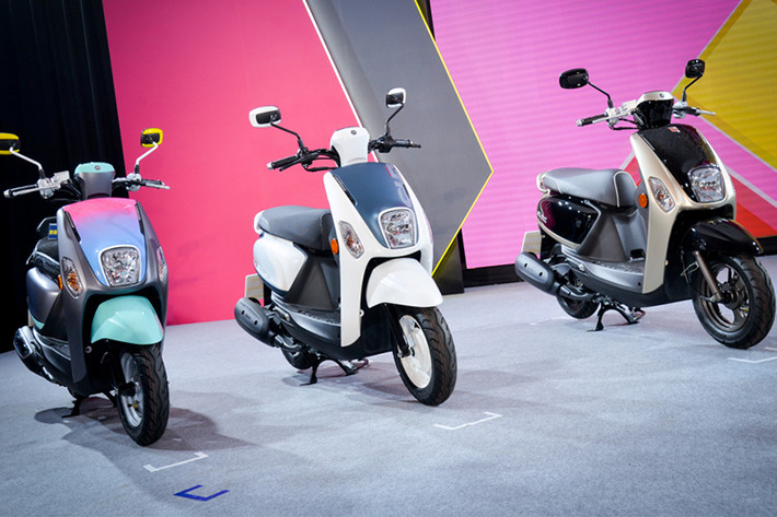 Mới đây Yamaha Đài Loan vừa chính thức ra mắt Yamaha Cuxi 2018 mới với trang bị động cơ 115cc, thay vì động cơ 100cc như phiên bản tại thị trường xe máy Việt Nam trước đây. Mẫu xe ga cỡ nhỏ này cũng không quá thay đổi so với thế hệ trước, vẫn mang thiết kế nhỏ gọn và khá thời trang.