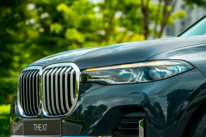 Đáng chú ý là BMW X7 thế hệ mới có khoảng sáng gầm xe 221mm, khả năng lội qua vùng nước sâu 500mm (tốc độ 7km/h), góc tới 25 độ, góc thoát 22,2 độ. Xe sở hữu lưới tản nhiệt “quả thận” đặc trưng của BMW lớn nhất trước nay trong lịch sử. Đèn pha thiết kế lớn và hài hòa hơn so với trước đây, trong đó có tùy chọn trang bị đèn pha Laser siêu sáng (tầm xa tới 600 mét, gấp đôi đèn full-LED).
