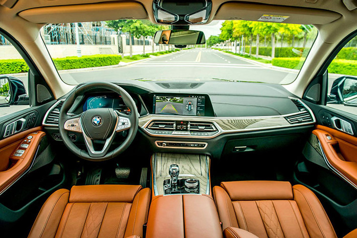 BMW X7 2019 tiêu chuẩn có cấu hình 7 chỗ ngồi, nhưng chiếc xe này chỉ có 6 chỗ ngồi, hàng ghế thứ 2 vì thế rộng rãi hơn. Vật liệu da cao cấp xuất hiện khắp nơi, kết hợp các đường thêu dạng kim loại tương phản đậm chất SUV hạng sang của hãng xe xứ Baravia.