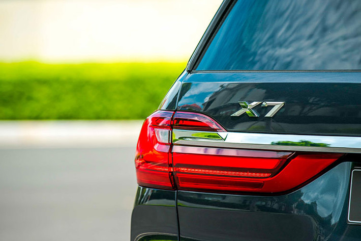 Ở phần đuôi, BMW không trang bị đèn hậu chạy dài hết phương ngang như trào lưu hiện nay mà thay vào đó, 2 đèn hậu cũng chạy mảnh theo phương ngang và được “bắc cầu” bằng một thanh nẹp mạ chrome bóng sáng tinh tế. Ở bên hông, điểm nhấn là đường nẹp mạ chrome bóng chạy theo mép dưới cửa xe và ăn liền với phần bẻ góc năng động ngay sau hốc bánh trước.