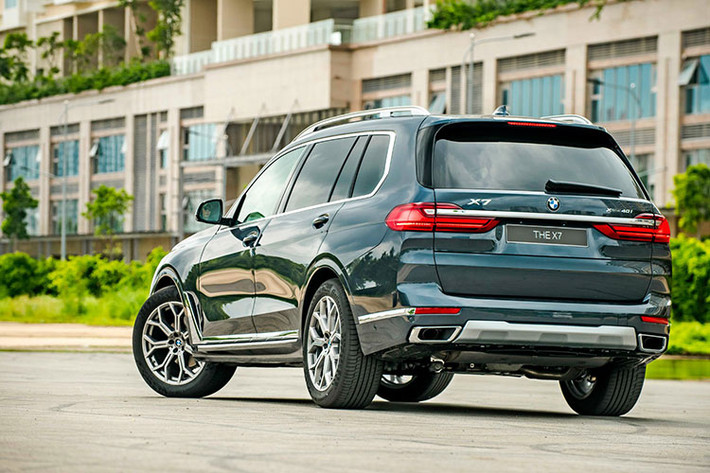 Là mẫu SUV hạng sang mới nhất của BMW, X7 có thiết kế khác biệt lớn so với các dòng X thấp hơn. Xe có ngoại hình hầm hố hơn nhờ gói trang bị M Sport. Kích thước X7 mới với chiều dài tổng thể 5.151 mm, chiều cao 1.805 mm và chiều dài cơ sở 3.105 mm. Trọng lượng của BMW X7 xDrive40i M Sport lên tới hơn 2,3 tấn.