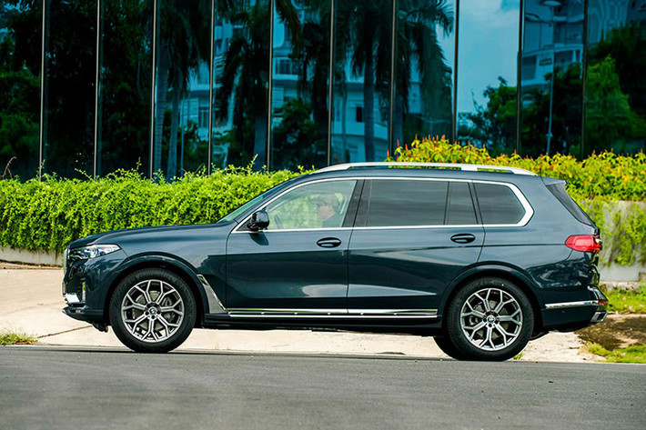 Trên thực tế, giá bán của xe sang BMW nhập chính hãng thường có một mức chênh kha khá so với xe nhập tư nhân bên ngoài. Ngoài việc tăng tính cạnh tranh với xe nhập tư, BMW X7 mới giảm giá còn thu hút thêm một lượng khách hàng Việt đang quan tâm đến phân khúc SUV hạng sang cỡ lớn trong mùa mua sắm cuối năm.