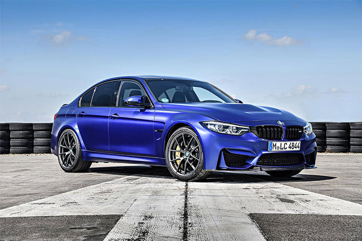 Mẫu xe BMW M3 CS mới giới hạn này chính là một phiên bản vừa mạnh mẽ vừa thể thao dành cho những ai cho rằng BMW M3 là chưa đủ. Về ngoại thất, cản trước của mẫu xe thể thao BMW M3 CS có thiết kế hầm hố góc cạnh với khe hút gió lớn ở giữa và hai khe hút gió bên cạnh.