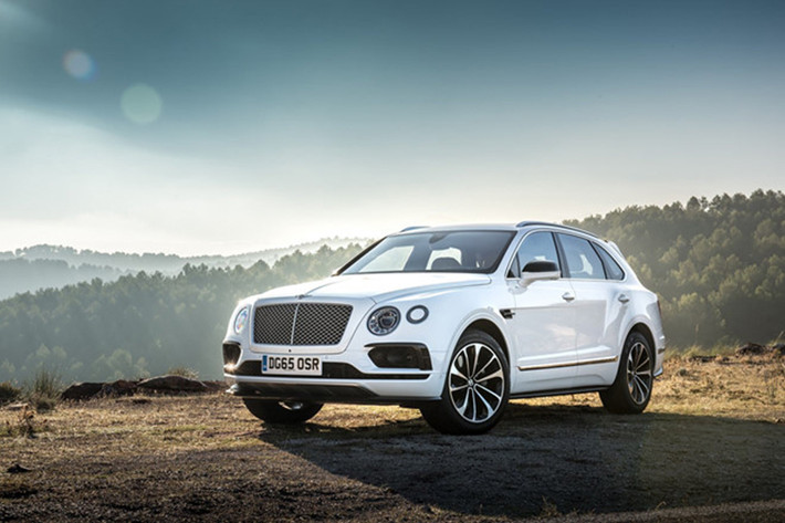 Theo cùng với sự kiện ra mắt phiên bản Speed, phiên bản hybrid của Bentayga cũng sẽ có mặt trên thị trường vào tháng 10 năm nay. Bentayga Hybrid sẽ sử dụng động cơ turbo V6 3.0L, vốn đang được dùng trên Porsche Cayenne E-Hybrid.