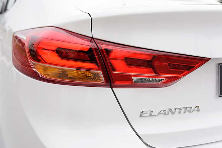 Trên phiên bản mới này, Elantra Sport cũng được trang bị hệ thống lái Drive Mode 3 chế độ Eco (tiết kiệm) – Normal (thông thường) – Sport (thể thao), hệ thống sẽ trực tiếp can thiệp vào các hệ thống truyền động của xe: vô lăng, hộp số, chân ga,…nhằm tạo ra sự khác biệt về cảm giác lái cũng như khả năng hoạt động của xe.