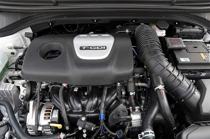 Hyundai Elantra Sport 2018 sở hữu khối động cơ 1.6L Turbo-GDi (phun trực tiếp và tăng áp) cho công suất cực đại lên tới 204 mã lực (cao hơn 48 mã lực so với Elantra 2.0L) và mô-men xoắn 265Nm (cao hơn 110 Nm so với Elantra 2.0AT). Đi kèm với đó là hộp số tự động 7 cấp.