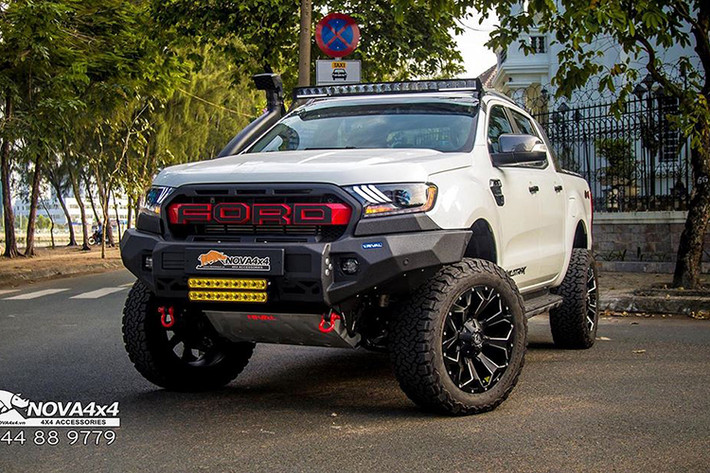 Một xưởng chuyên độ xe bán tải Nova4x4 ở TP HCM vừa hoàn thiện dự án nâng cấp cho chiếc xe Ford Ranger Wildtrak Biturbo 2018 - tức phiên bản cao cấp nhất của dòng Ranger mới tại Việt Nam. Được biết, chủ nhân đã đưa tới Nova4x4 để thực hiện các hạng mục nâng cấp, cả về ngoại hình lẫn các phụ kiện công năng, nâng cao khả năng đi off-road.