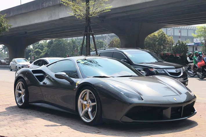 Mới đây, thị trường xe cũ bất ngờ xôn xao khi xuất hiện chiếc siêu xe Ferrari 488 GTB rao bán ở Hà Nội. Đáng chú ý là mức giá mà chủ xe đưa ra chỉ khoảng 7,3 tỷ đồng ( thậm chí còn rẻ hơn nếu có người lấy sớm). Lai lịch của chiếc xe cũng là yếu tố được bàn tán, vì đây nó từng có thời gian ngắn thuộc sở hữu của đại gia siêu xe Cường Đô la.