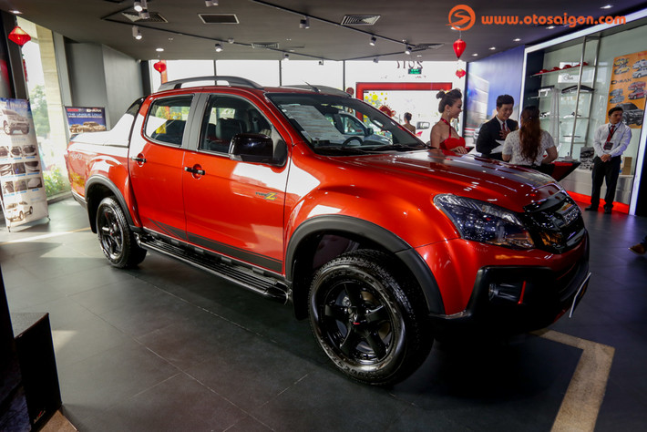 D-Max Type Z 2017 được nhập khẩu nguyên chiếc từ Thái Lan với giá khởi điểm 760 triệu đồng cho bản 2.5L 4X4 MT. Con số tương ứng của bản 2.5L4X4 AT cũng như 3.0L 4X4 AT lần lượt là 800 triệu và 840 triệu đồng, đã bao gồm VAT. Xe được bảo hành tới 5 năm và 200.000 km.