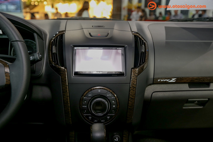 Các tính năng an toàn được trang bị trên mẫu xe bán tải Isuzu D-Max Type Z 2017 bao gồm cửa sổ chống kẹt tay, hệ thống chống bó cứng phanh ABS, phân phổ lực phanh EBD, hỗ trợ phanh khẩn cấp BA cùng 2 túi khí dành cho tài xế và hành khách.