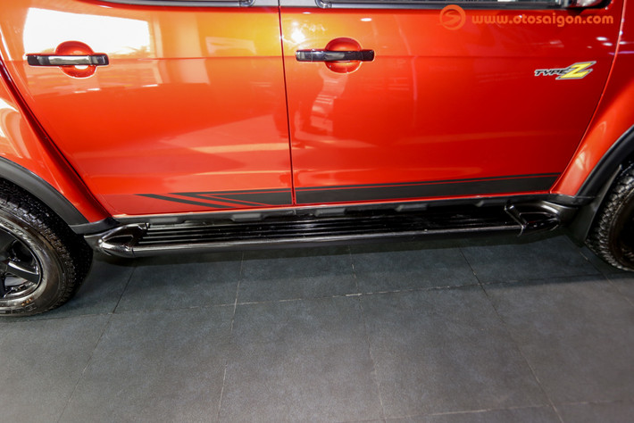 So với phiên bản tiêu chuẩn, Isuzu D-Max Type Z 2017 có logo thiết kế cá tính ở bên thân và đuôi xe cùng ốp gương chiếu hậu, tay nắm cửa cũng như la-zăng được sơn màu đen bóng.