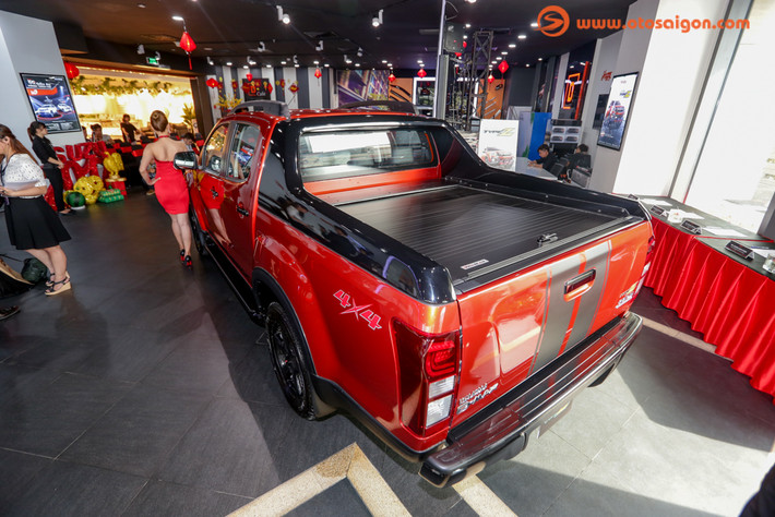 Phía trước, bản Type Z dùng lưới tản nhiệt màu đen. Bên cạnh đó là bộ bodykit với ốp cản trước, nẹp lườn và chắn bùn khác biệt. Xe sở hữu thùng cuộn và khung thể thao mới, kích thước của thùng xe bao gồm chiều dài 1.485 mm, rộng 1.530 mm và cao 465 mm.