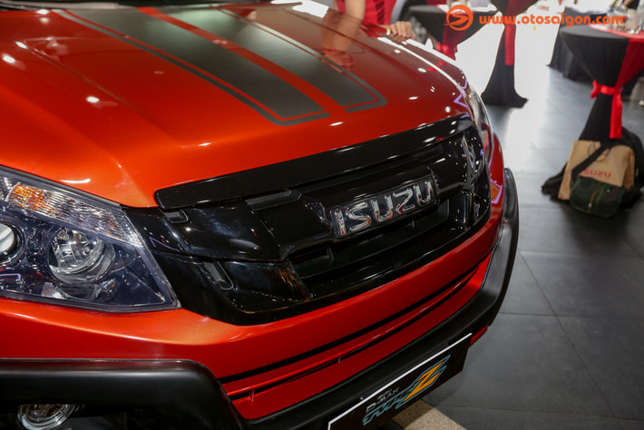 Về ngoại hình, Isuzu D-Max Type Z 2017 gây ấn tượng ngay từ cái nhìn đầu tiên với màu sơn đỏ sa mạc Venetian Red. Nổi bật trên nền đỏ là hai sọc đen cỡ lớn chạy từ nắp capô lên nóc và kết thúc ở đuôi xe.