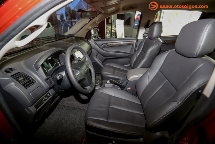 Bên trong khoang lái của Isuzu D-Max Type Z 2017 là bộ nội thất được bọc da và ốp vân gỗ tinh tế. Vô lăng bọc da đa chức năng, tay nắm cửa trong mạ crôm và ghế lái chỉnh điện là những điểm nhấn khác của nội thất.