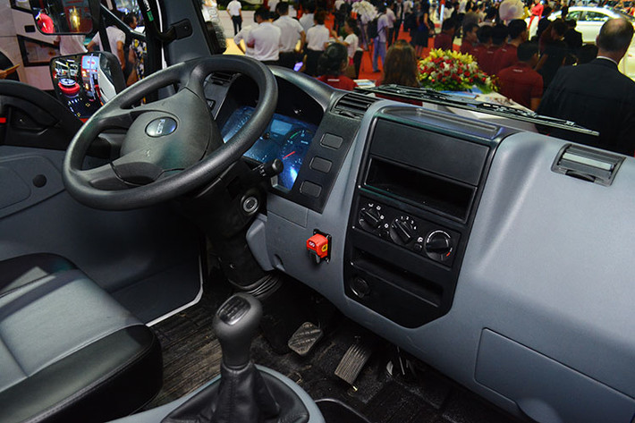 Đối với Fuso, dịch vụ hậu mãi luôn là yếu tố then chốt trong việc xây dựng giá trị, lòng tin và đảm bảo sự an toàn của khách hàng khi vận hành xe trên đường. Fuso đã triển khai nhiều chương trình hậu mãi thường niên, tạo cơ hội cho khách hàng nhận được dịch vụ chăm sóc, bảo dưỡng xe chuyên nghiệp và sử dụng phụ tùng chính hãng với mức giá ưu đãi.