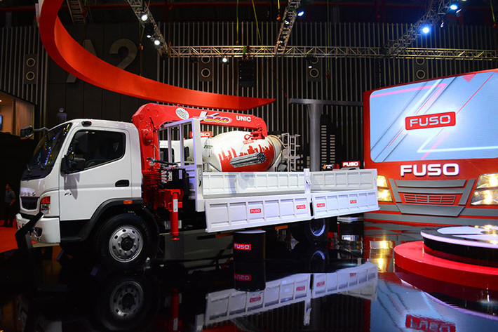 Tại triển lãm VMS năm nay, thương hiệu Fuso quyết định đem đến khu trưng bày độc đáo của mình 4 mẫu xe, bao gồm mẫu xe Fighter FI 12 tấn hoàn toàn mới với chiều dài cơ sở lên đến 4.800mm, dài nhất trong tất cả mẫu xe thuộc phân khúc tải trọng này, đang phục vụ việc vận chuyển thép xây dựng cho các công trình.