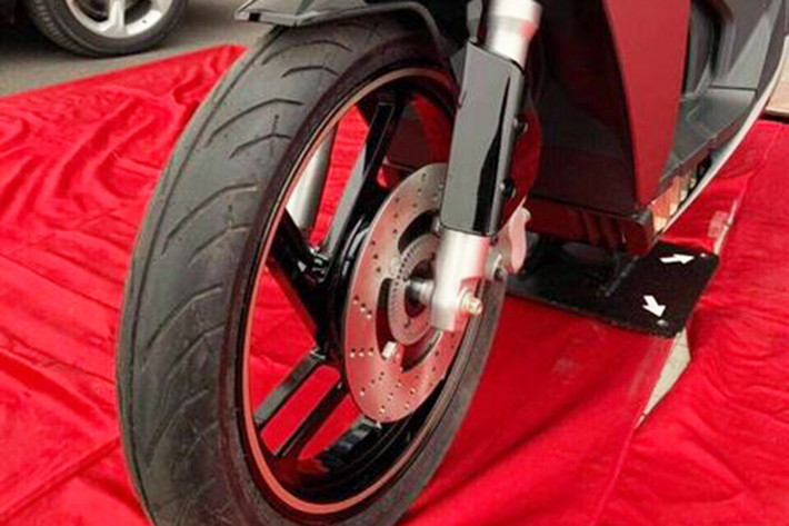 Xe được trang bị cặp vành đúc 5 chấu được bọc trong bộ lốp cỡ lớn cho cả bánh trước và sau. Đáng chú ý chính là việc chiếc xe máy điện Vinfast mới mang tên V9 này còn được trang bị hệ thống chống bó cứng ABS.