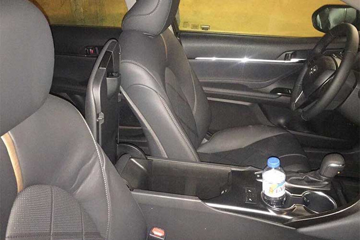 Camry 2018 có gói Toyota Safety Sense P tiêu chuẩn, bao gồm tránh va chạm sớm, phát hiện người đi bộ, kiểm soát hành trình thích ứng dựa trên radar, cảnh báo chuyển làn đường, hỗ trợ đánh lái và đèn pha tự động. Đặc biệt, toàn bộ dòng Toyota Camry 2018 đều có 10 túi khí và camera lùi. Một số bản của Toyota Camry 2018 còn có tính năng phát hiện điểm mù và cảnh báo giao thông phía sau.