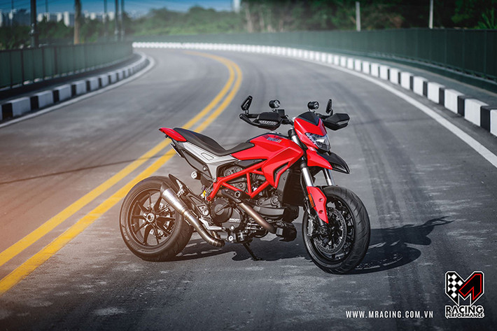 Hyperstrada 939 là mẫu môtô đã lần đầu tiên trình làng trong triển lãm EICMA 2015 để thay thế người đàn anh sở hữu động cơ 821cc. Mẫu xe này hiện đang được Ducati Việt Nam phân phối chính hãng với mức giá khoảng 487 triệu đồng. Xe được Ducati Việt Nam bán ra chính hãng tại thị trường Việt đều được bảo hành 2 năm không giới hạn Km.