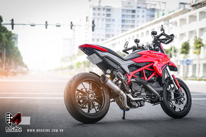 Ducati Hypermotard 939 được trang bị phuộc trước Upside Down với khoảng nhún tối đa 170 mm, giảm xóc kiểu lệch tâm phía sau có thể tùy chỉnh. Kích thước bánh trước 120/70 kèm phanh đĩa kép, bánh sau 180/55 cùng phanh đĩa đơn, chung vành hợp kim 17 inch 10 chấu. Trọng lượng khô ở mức 181 kg, dung tích bình xăng 16 lít.
