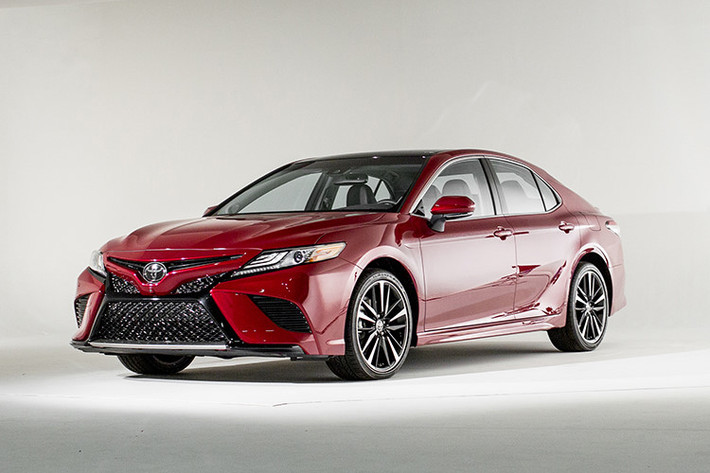 Như vậy, với việc Toyota Camry thế hệ mới chuyển sang nhập khẩu nguyên chiếc, phân khúc sedan hạng D giờ đây chỉ còn Mazda6 và Kia Optima là được lắp ráp trong nước. Honda Accord cũng là xe nhập khẩu nguyên chiếc và dự kiến về tới Việt Nam vào khoảng giữa năm nay.