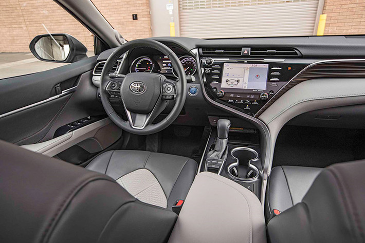 Về nội thất, Toyota Camry 2019 cũng có nhiều nét thay đổi nên trông trẻ trung và hiện đại hơn so với thế hệ cũ bằng cách sử dụng chất liệu da phối hợp với các viền mạ crôm trang trí. Các tiện nghi cho người ngồi bao gồm ghế trước chỉnh điện 8 hướng, sạc điện thoại không dây, mở cửa/khởi động máy không cần chìa, màn hình giải trí kích thước 8 inch…
