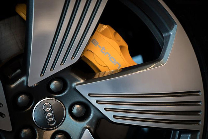 Audi e-tron 55 quattro 2019 tại thị trường Thái Lan được trang bị 2 mô-tơ điện có công suất tổng cộng 360 mã lực và mô-men xoắn cực đại 561 Nm ở chế độ Normal. Trong khi đó, ở chế độ Boost, 2 mô-tơ điện này sản sinh công suất tối đa 408 mã lực và mô-men xoắn cực đại 664 Nm.