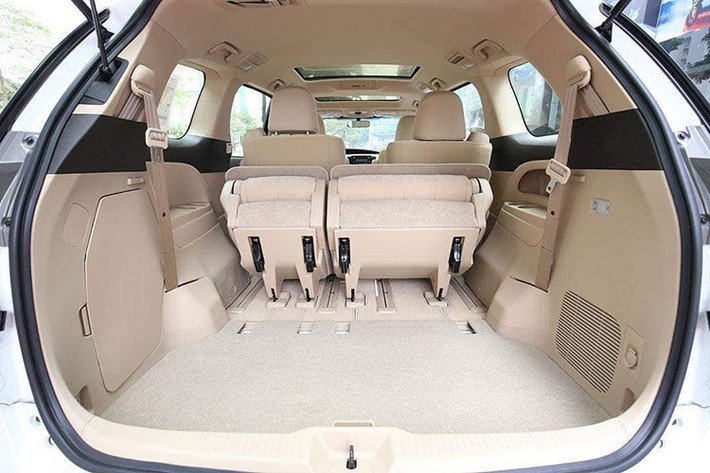 Bên dưới nắp ca-pô, Toyota Previa 2019 được trang bị khối động cơ xăng 4 xi-lanh, dung tích 2.4L, sản sinh công suất tối đa 168 mã lực tại tua máy 6.000 vòng/phút và mô-men xoắn cực đại 224 Nm tại 4.000 vòng/phút, đi kèm với trang bị hộp số là loại tự động 4 cấp. So với các đối thủ cùng phân khúc như Kia Sedona hay Peugeot Traveller, Toyota Previa 2019 khá đuối cả về mặt công suất lẫn mô-men xoắn.