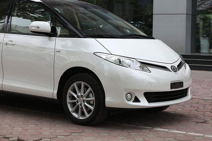 Ở tầm cao cấp hơn một chút là "chuyên cơ mặt đất" Toyota Alphard - người anh của Toyota Previa - tuy có giá 4,038 tỷ đồng nhưng sở hữu nhiều tính năng tiện nghi sang trọng đủ để làm hài lòng những người dùng khó tính. Tất nhiên, đối với những dân chơi ưa thích sự truyền thống, tìm kiếm yếu tố “độc, lạ, không đụng hàng” thì có lẽ Toyota Previa 2019 sẽ là một lựa chọn đáng cân nhắc.