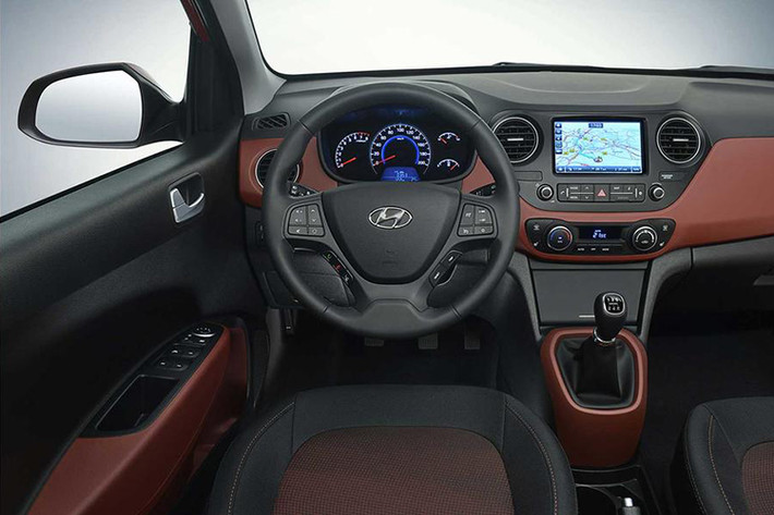 Hãng xe ôtô Hyundai cũng tiết lộ nội thất sẽ được phối màu mới đi cùng các công nghệ đã có mặt như hệ thống giải trí với màn hình cảm ứng 7.0 inch tích hợp Apple CarPlay và Android Auto cùng công nghệ MirrorLink. Ngoài ra một tính năng mới là khả năng nhận diện giọng nói với nút kích hoạt chuyên dụng trên vô lăng sẽ được trang bị.