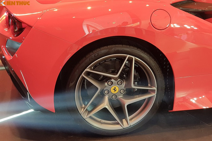 So với Ferrari 488 Pista, F8 Tributo sở hữu chiều dài 4.611 mm, rộng 1.979 mm và cao 1.206 mm, nó dài hơn một chút (+43 mm), rộng (+27 mm) và thấp hơn (-7 mm) so với 488 GTB. Đáng chú ý là F8 Tributo có trọng lượng khô nhẹ hơn 40 kg so với 488 GTB. Với cân nặng 1.330 kg, F8 Tributo nhẹ hơn 55 kg so với 488 Pista (1.385 kg).