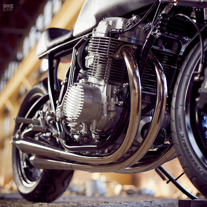 Mirko cho biết chiếc Honda CB750 cafe racer được loại bỏ tiếng ồn, tăng cường sức mạnh và khả năng kiểm soát dễ dàng hơn. Ngoài ra xe còn trang bị hệ thống đánh lửa 4 quá trình, mà người lái có thể dễ dàng khởi động chiếc xe bằng một nút đề.