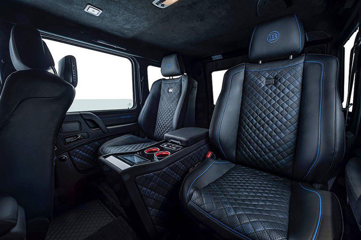 Đổi lại, 850 6.0 Biturbo 4×4² Final Edition có khả năng vượt qua được những địa hình khó khăn nhất nhờ khoảng sáng gầm tăng lên tới 60cm. Tương tự như những chiếc Mercedes G-Class 4×4² khác, Brabus đã làm được điều này nhờ có hệ các trục bánh xe dẫn động bằng bánh răng gián tiếp (portal axle).