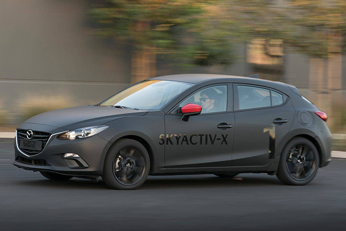 Cách tiếp cận của Mazda chính là xem xét toàn diện về nhu cầu, môi trường kinh doanh và quy định khí thải của từng thị trường để đưa ra quyết định về việc sử dụng các công nghệ phù hợp cho từng khu vực. Hiện tại, ở Mỹ, người tiêu dùng chỉ có thể mua Mazda3 với động cơ hút khí tự nhiên 2.5L 4 xi-lanh cho 186 mã lực và 252Nm.