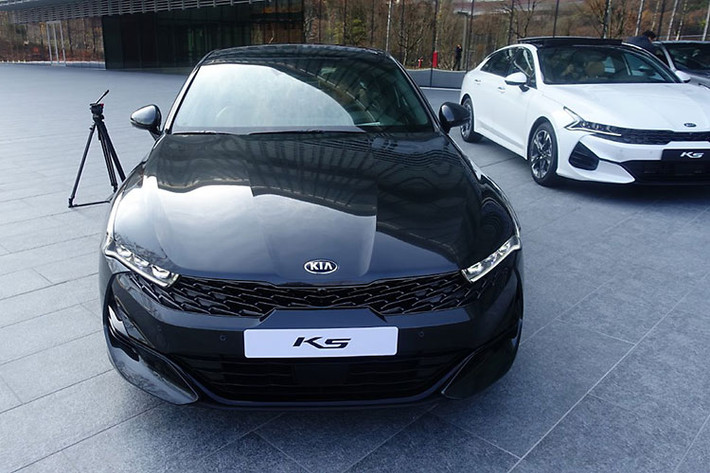 Tại thị trường Hàn Quốc, giá xe Kia Optima 2020 được bán ra dao động từ 20,9 - 38,7 triệu Won (tương đương khoảng 412 - 762 triệu đồng). Dự kiến, sau Hàn Quốc, Kia Optima mới sẽ tiếp tục ra mắt những thị trường khác trên thế giới, trong đó bao gồm cả Việt Nam.