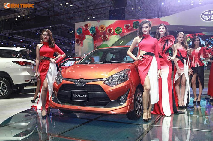 Hiện Toyota Việt Nam chưa đưa ra mức giá chính thức cho Wigo nhưng mới đây một đại lý tại Hà Nội đã bật sẽ cho đặt hàng mẫu xe này với 06 màu đa dạng như đen, xám, cam, đỏ, bạc và trắng. Như vậy với mức giá thấp nhất được đại lý này đưa ra cho mẫu xe giá rẻ Toyota Wigo còn thấp hơn một số phiên bản của Morning, Grand i10 lắp ráp trong nước.