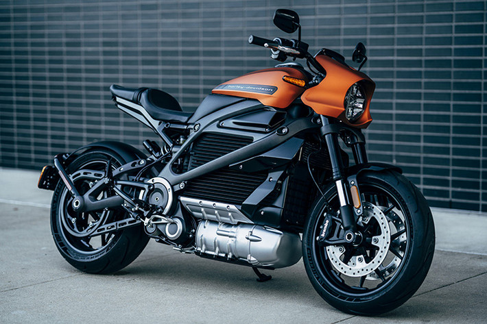 Đã 4 năm kể từ khi mẫu xe máy điện Harley-Davidson LiveWire được giới thiệu rộng rãi trên thị trường, thế nhưng phải đến thời điểm đầu năm 2019 này thì thương hiệu xe Mỹ mới chính thức tung ra thị trường và công bố giá bán cho mẫu xe cruiser điện đầu tiên của mình.