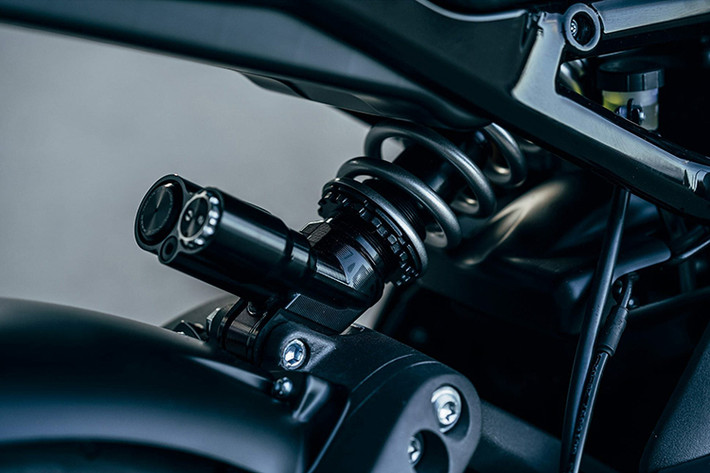 Harley-Davidson LiveWire có khả năng tăng tốc từ 0 - 96 km/h trong chưa đầy 3,5 giây nhờ hệ truyền động điện cung cấp mômen xoắn tối đa ngay khi vừa xoắn ga. Đáng chú ý và được quan tâm nhất của một mẫu xe điện là phạm vị hoạt động, nó đã được hãng xe Mỹ công bố ở mức 177 km.