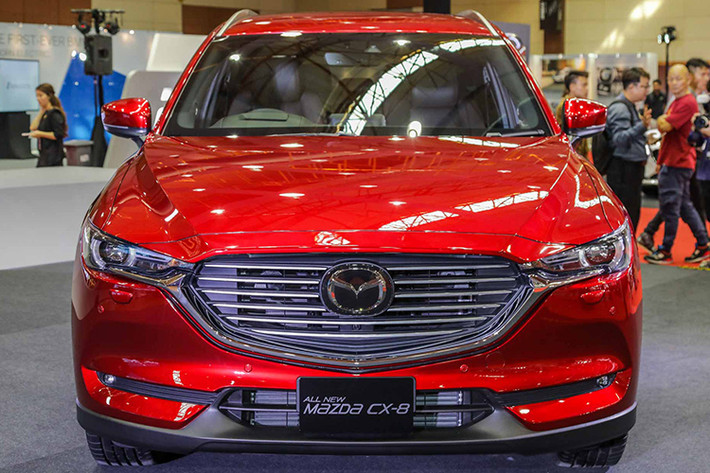 Những hình ảnh về mẫu xe Mazda CX-8 mới vừa ra mắt tại Malaysia Autoshow 2019 đã cho người dùng cái nhìn cụ thể hơn về chiếc crossover/SUV 3 hàng ghế mới của Mazda sắp bán tại Việt Nam vốn đang nhận được rất nhiều sự quan tâm. Mazda CX-8 được trưng bày thuộc phiên bản máy dầu 2.2L có hệ dẫn động bốn bánh (AWD) và 07 chỗ.