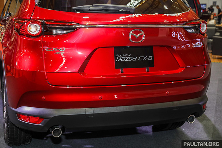 Nhìn chung cách bố trí mặt ca lăng và đèn pha không có nhiều khác biệt so với cả CX-5 và CX-9, hốc hút gió và cản trước được làm mới hoàn toàn khá lạ mắt. Phía đuôi xe, cụm đèn hậu vót nhọn thon gọn được nối liền bằng thanh nẹp crom sáng bóng. Phía dưới là dòng chữ tên xe - CX-8.