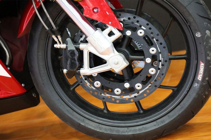 Ngoài ra, mẫu xe Feely Phantom 450 nhái Honda CBR250RR này còn được nhà sản xuất Trung Quốc trang bị hệ thống phanh đĩa đôi phía trước cùng đĩa đơn phía sau đi cùng hệ thống chống bó cứng phanh ABS đầy đủ. Dung tích bình xăng 14.5 lít và trọng lượng xe ở mức 156 kg.