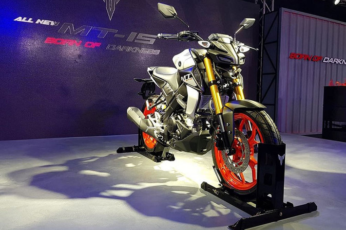 Mẫu xe côn tay MT-15, hay còn gọi với cái tên naked-bike Yamaha TFX150 tại thị trường Việt Nam vừa chính thức ra mắt phiên bản 2019 tại Thái Lan. Thay thế cho Yamaha TFX 150/M-Slaz/Xabre mới chỉ gần tròn 2 tuổi, Yamaha MT-15 mới đã "tiến hóa" từ đời cũ, với ngôn ngữ thiết kế gần hơn so với các dòng MT lớn hơn.