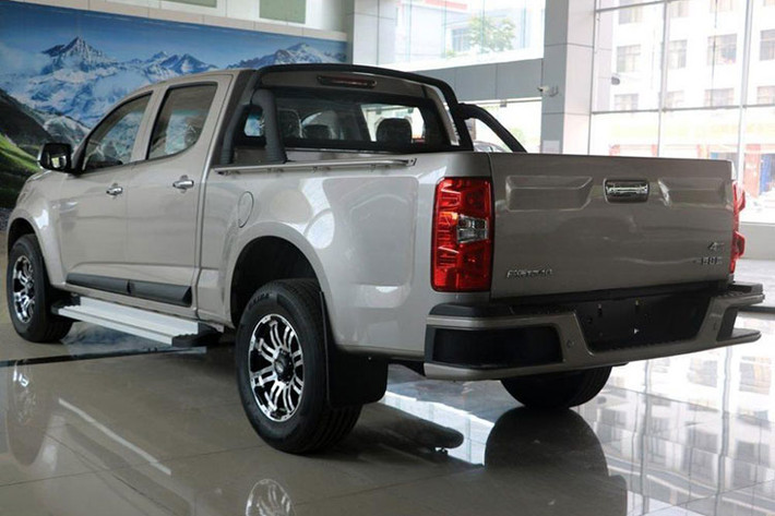 Động cơ xe được ghép cặp với một hộp số sàn 6 cấp, truyền tới hệ dẫn động 2 bánh hoặc 4 bánh ở phiên bản cao cấp hơn. Hơn nữa, chiếc xe bán tải Hongta T340 còn có gầm xe cao 210 mm dựa theo thông số kỹ thuật được đăng tải trên những trang tin địa phương.